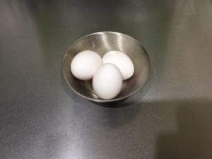 柳宗理ステンレスボウル13㎝に卵3個入れた