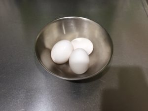 柳宗理ステンレスボウル16㎝に卵3個入れた