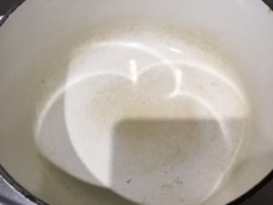白いルクルーゼ鍋底の汚れ