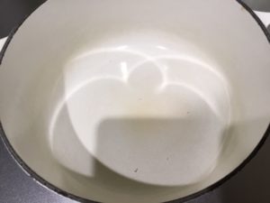 鍋底の汚れが落ちた白いルクルーゼ